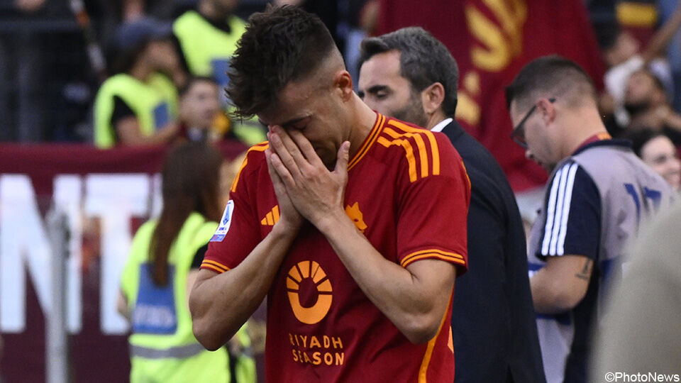 Stephan El Shaarawy droogt zijn tranen na zijn doelpunt.