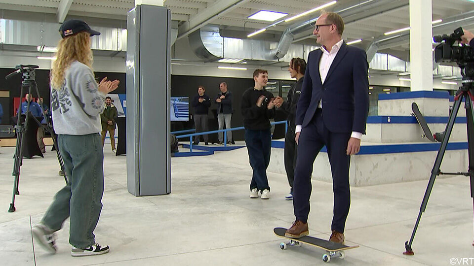 Vlaams minister van Sport Ben Weyts waagde zich ook voorzichtig op een skateboard.
