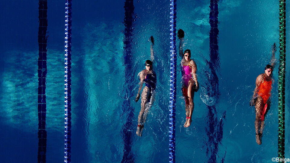 De Belgische zwemsters trainen in het zwembad van Belek tijdens de olympische stage.