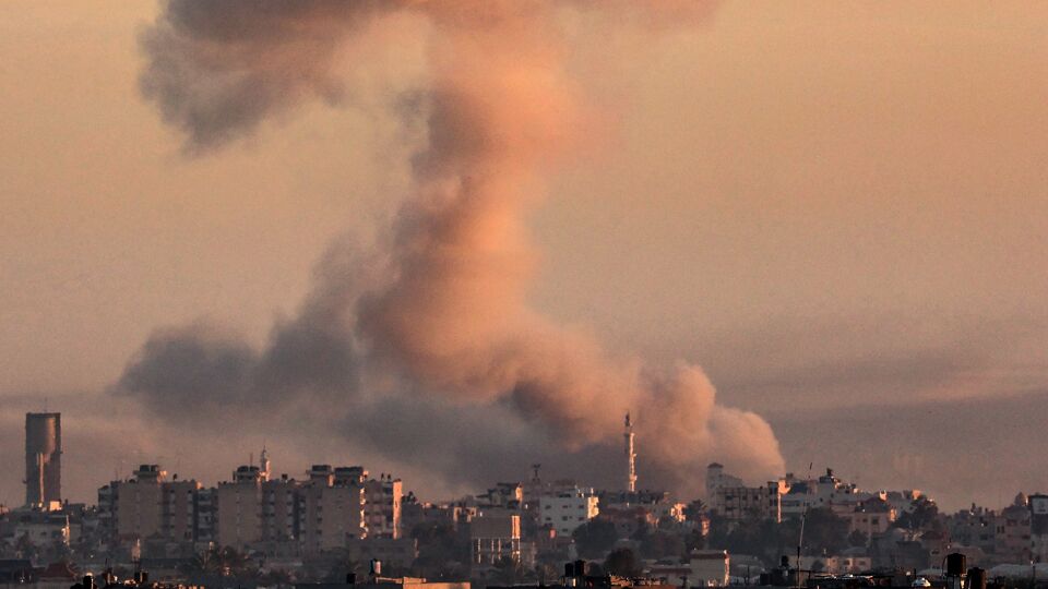 Rook boven Khan Younis na nieuwe Israëlische luchtaanvallen.