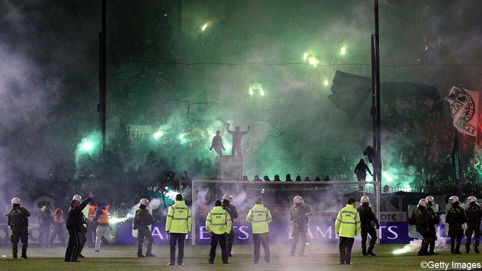 Het Griekse voetbal heeft al jaren af te rekenen met gewelddadige incidenten.