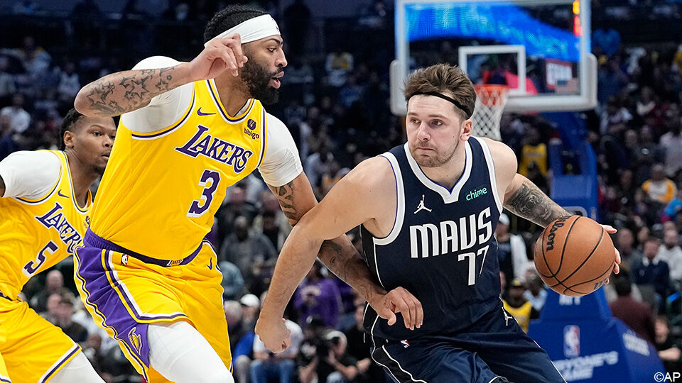 Lakers-speler Anthony Davis probeert Luka Doncic af te stoppen.