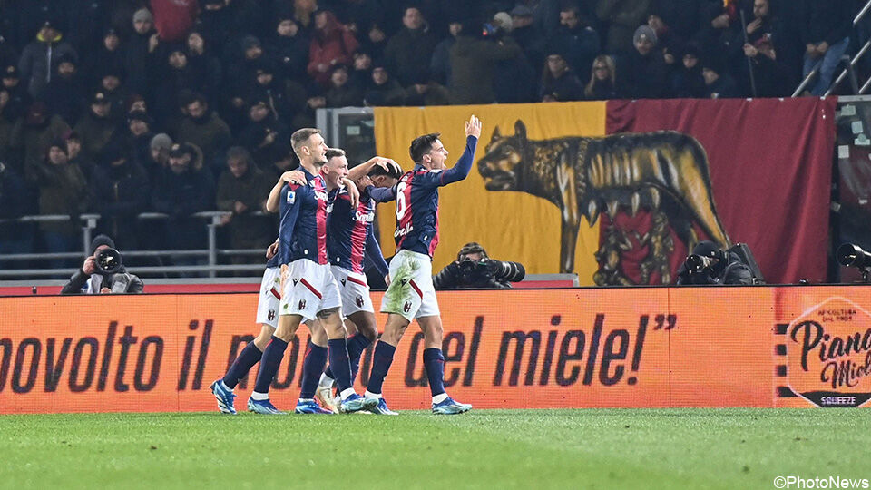 De Bologna-spelers vieren tegen AS Roma.