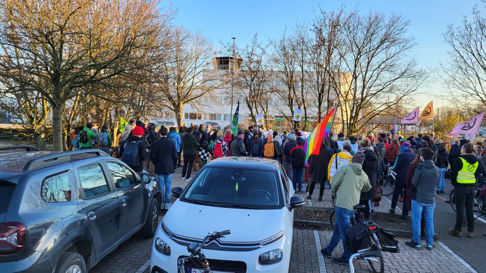 Opnieuw Actie Van Klimaatactivisten Code Rood In Antwerpen, Dit Keer ...