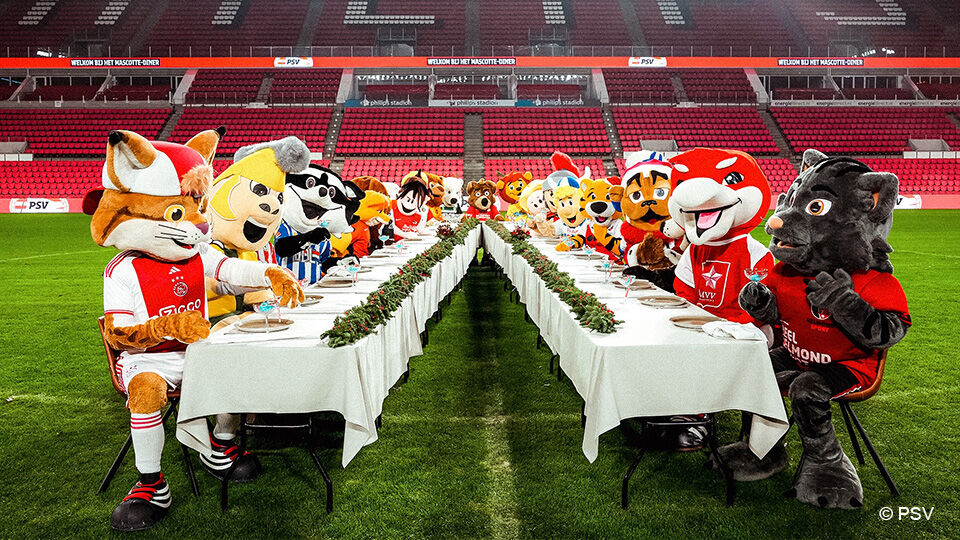 Alle mascottes dineren in het PSV-stadion.