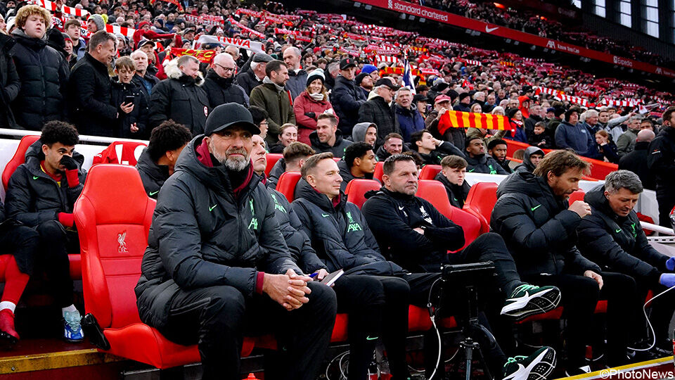 Jürgen Klopp op de Liverpool-bank, met achter zich de supporters.