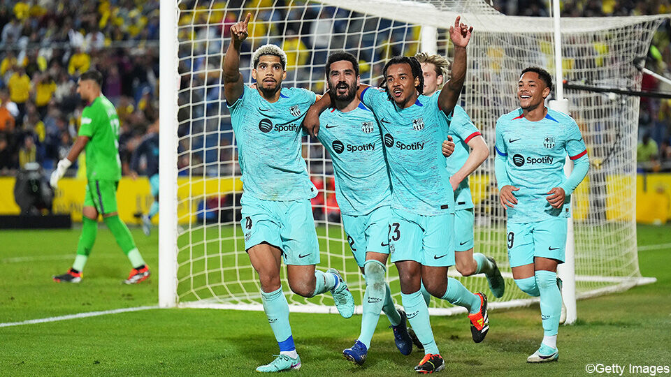 Ilkay Gündogan wordt gevierd door zijn ploegmaats na zijn rake penalty in de extra tijd.