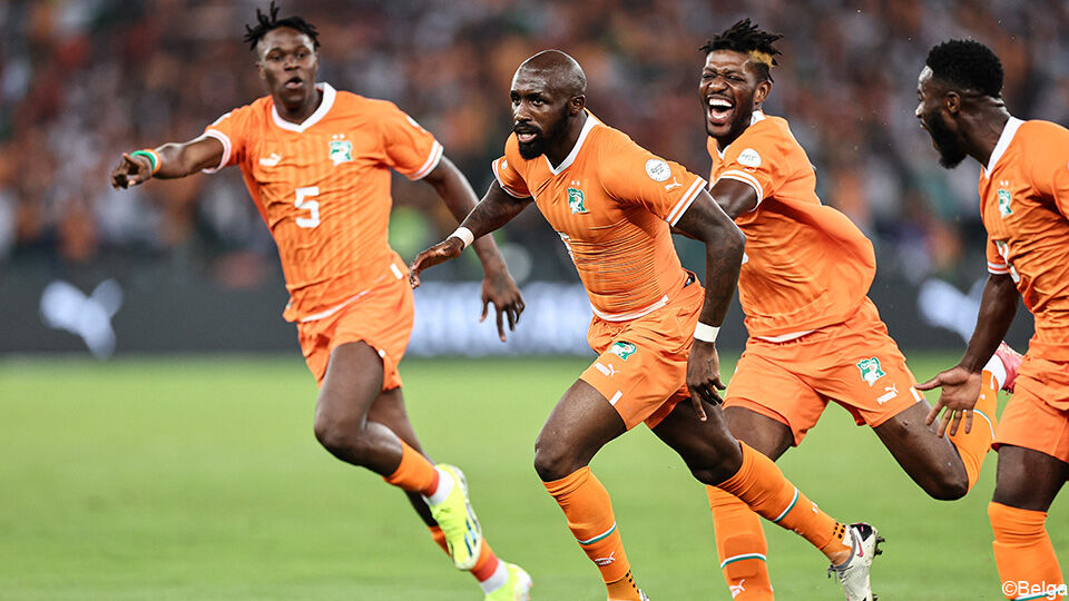 De Ivorianen vieren feest na het doelpunt van Fofana.