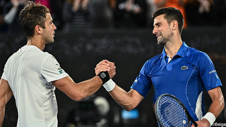 Tomas Etcheverry en Novak Djokovic schudden elkaar de hand.