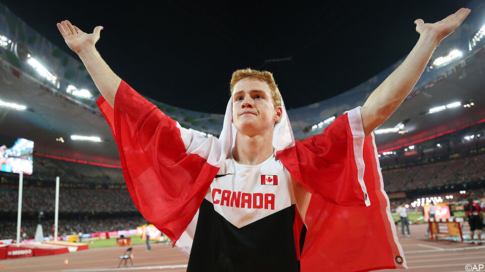 Shawn Barber met de Canadese vlag om zijn schouders na zijn wereldtitel in 2015.