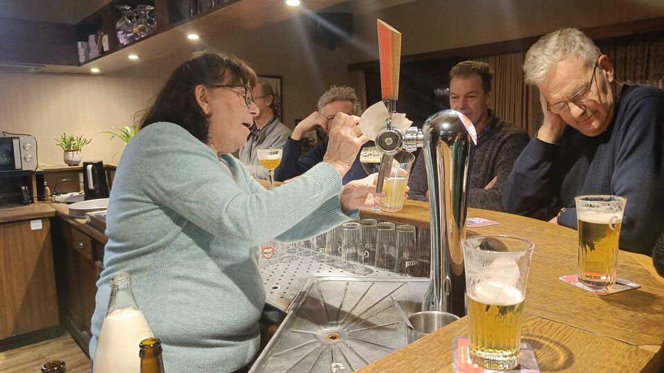 85jarige cafébazin 'Mieke Boem' uit Oudsbergen krijgt Lifetime Achievement Award voor carrière