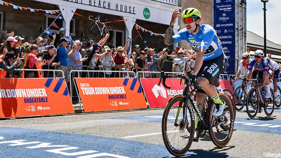 Sam Welsford kan het niet geloven: hij wint al zijn 3e etappe in deze Tour Down Under.