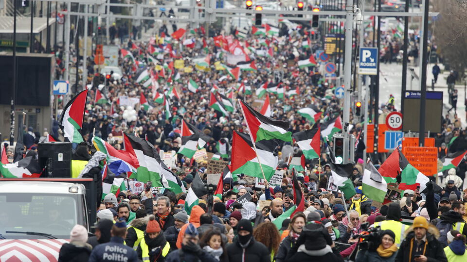 9.000 Betogers Komen Op Straat In Brussel Tegen Geweld In Gaza | VRT ...