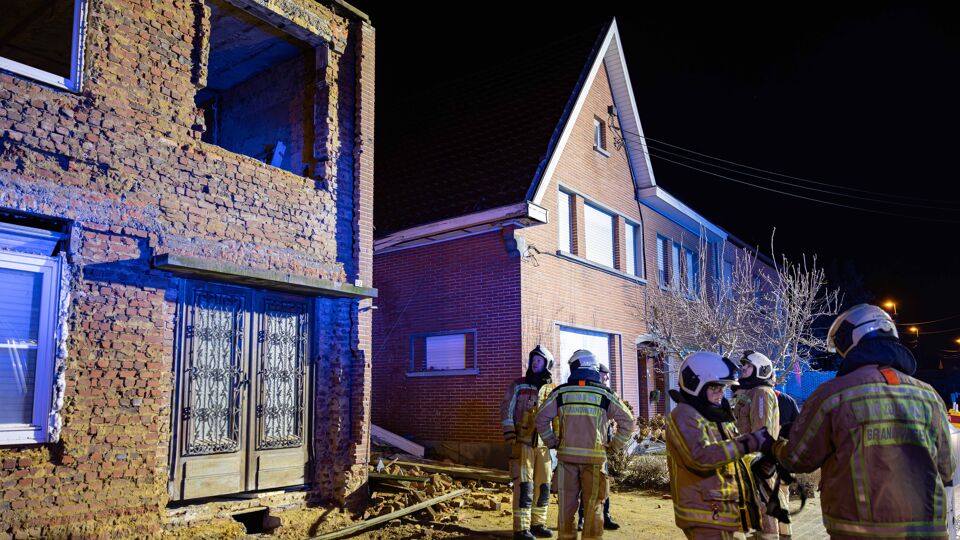 Huis In Erpe-Mere Stort Deels In Door Hevige Wind, Brokstukken Komen ...