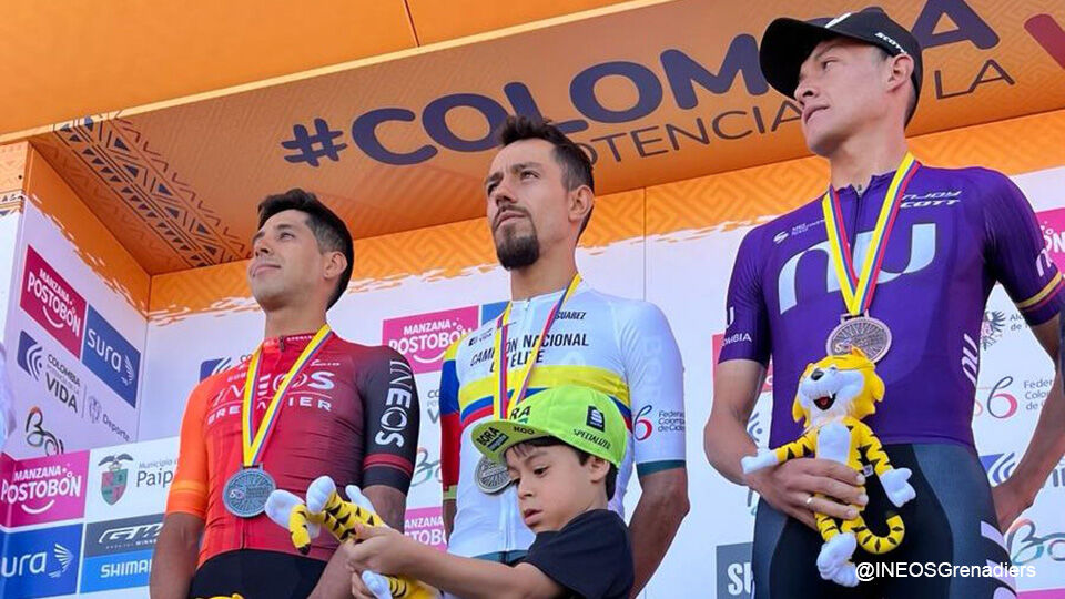 Daniel Felipe Martinez werd op het podium vergezeld door zijn zoontje, Rivera (links) en Contreras (rechts).