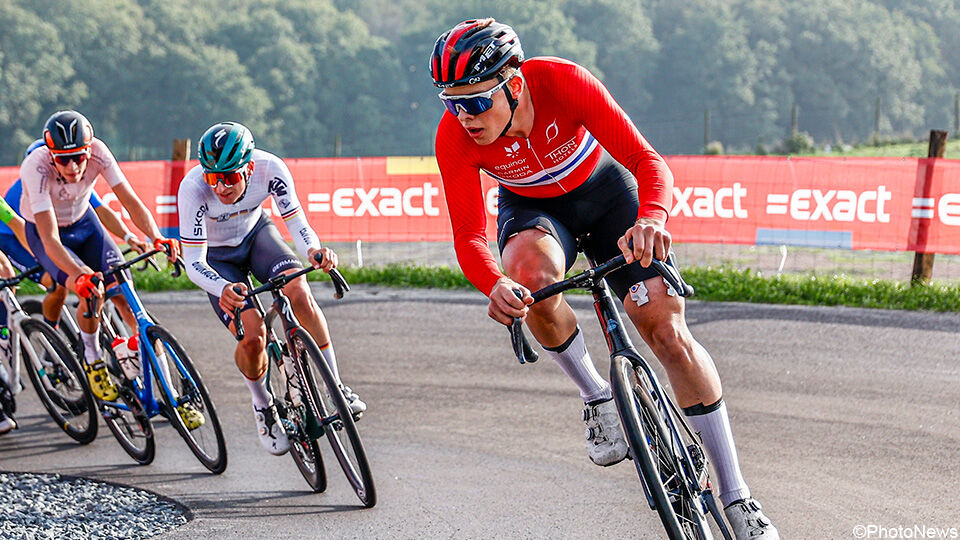 Felix Ørn-Kristoff rijdt op kop de VAM-berg op tijdens het EK in Drenthe. De andere renners zitten in zijn wiel.