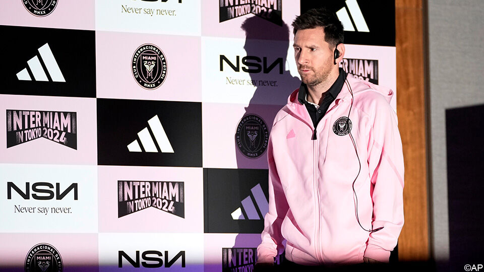 Lionel Messi geeft in zijn trainingsoutfit uitleg over zijn blessure.
