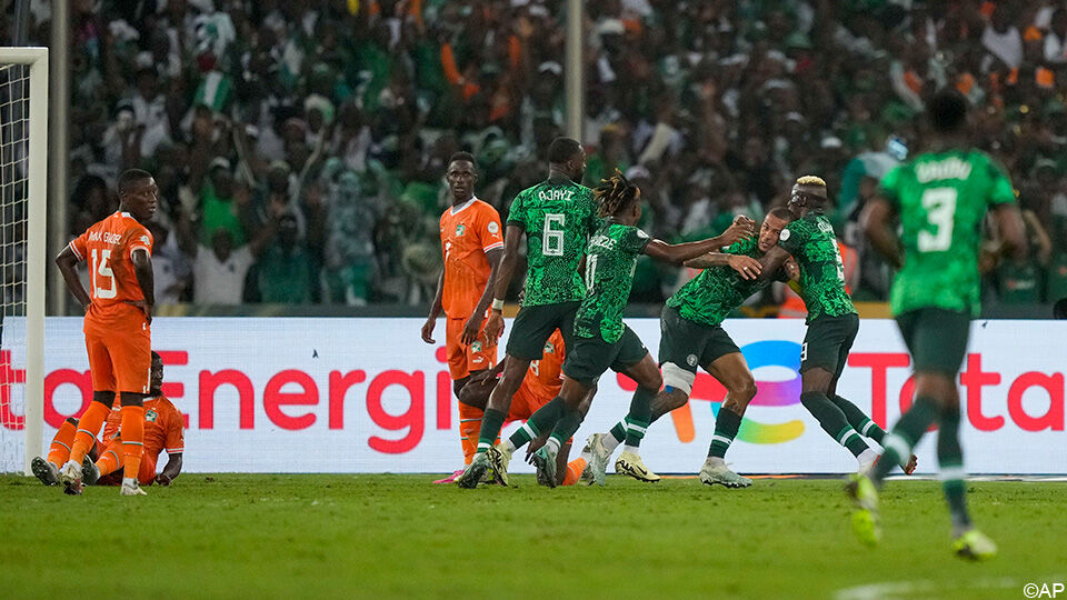 Nigeria mag vieren na de goal van Troost-Ekong.