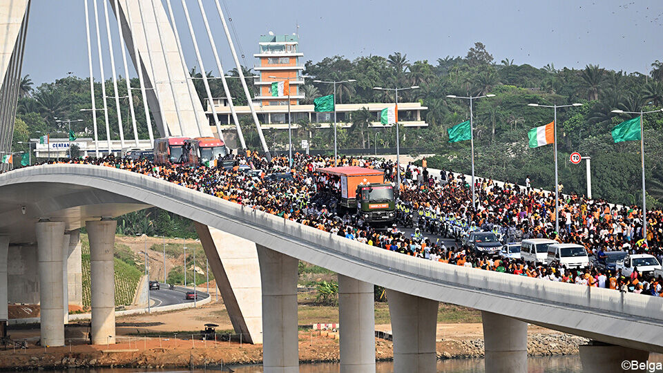 De Alassane Ouattara-brug staat vol met supporters.