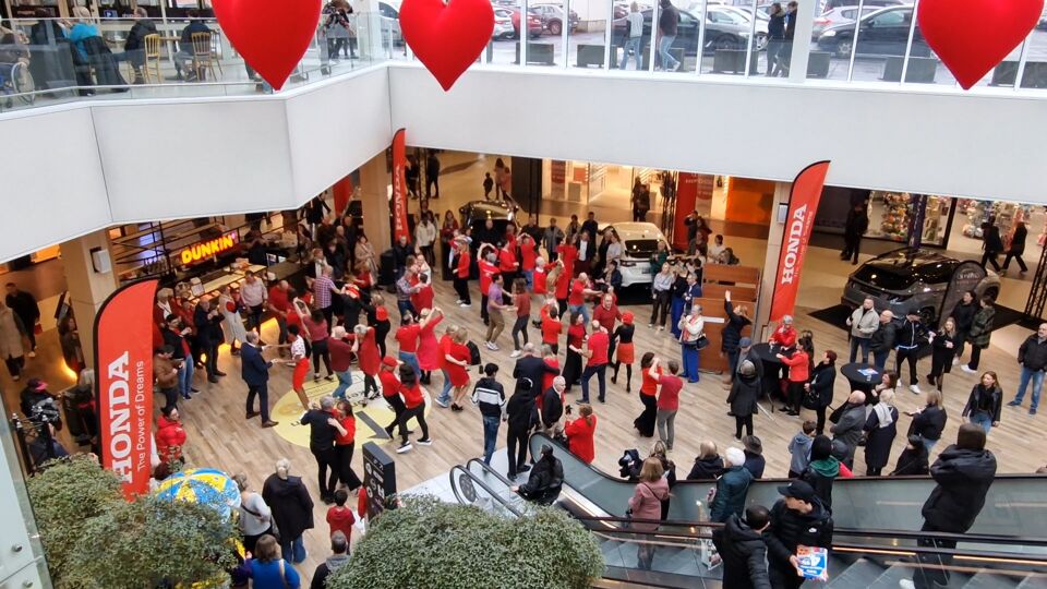 Salsa dansen tegen eenzaamheid in Shopping 1 in Genk VRT NWS nieuws