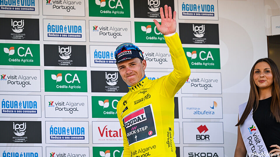 Remco Evenepoel in de leiderstrui van de Ronde van de Algarve.