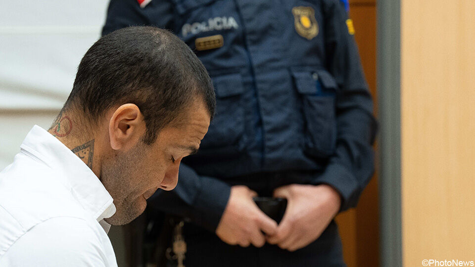 Dani Alves slaat de ogen neer in de rechtbank in Barcelona.