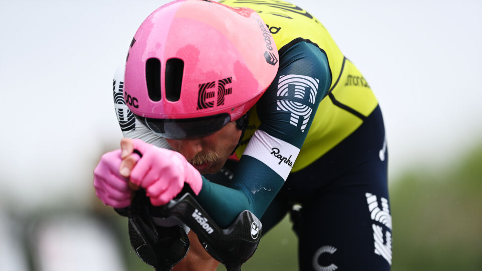Magnus Cort (EF) met windgaten in zijn helm tijdens de Giro van 2023.