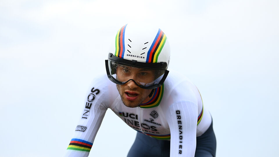 Ganna met een skibril tijdens de openingstijdrit van de Tour de France in 2022.