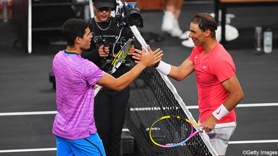 Rafael Nadal feliciteert Carlos Alcaraz aan het net. 