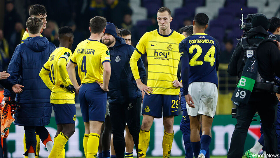 De teleurstelling is af te lezen op de gezichten van de Union-spelers na de zware thuisnederlaag tegen Fenerbahçe.