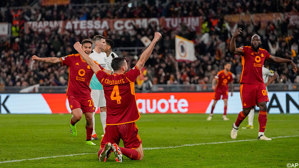 Bryan Cristante viert zijn goal, Romelu Lukaku kijkt verwonderd toe na de knappe 4-0 van AS Roma.
