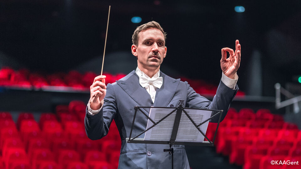 Sven Kums dirigeert op het Gentse middenveld.
