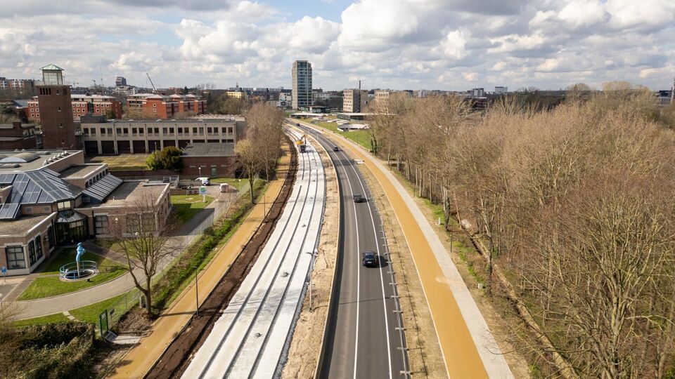Vrije busbaan op Boudewijnlaan in Hasselt bijna klaar: groene omgeving ...