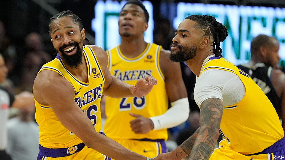 Vreugde bij de LA Lakers na de winst in Milwaukee.