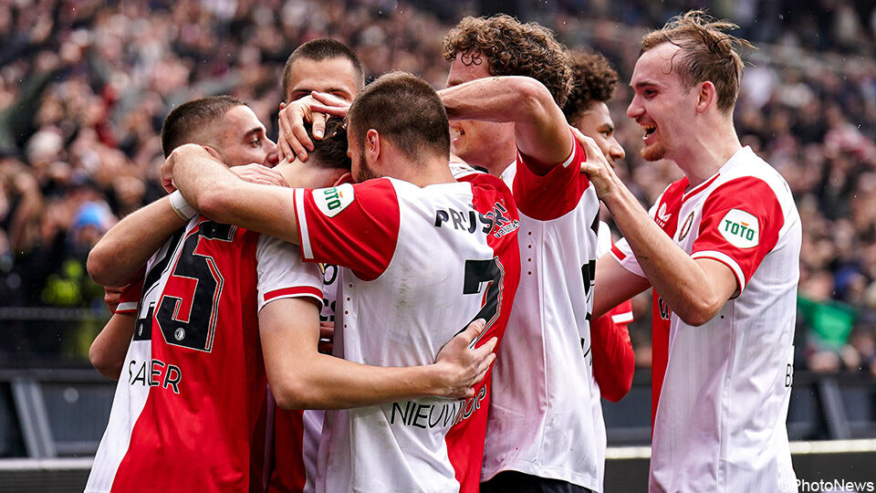 De Feyenoord-spelers vieren.