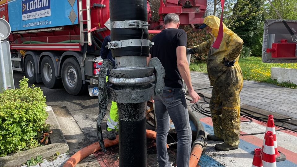 Zoutleeuw ruimt slib uit grachten om wateroverlast te voorkomen ...