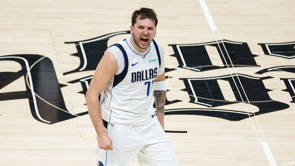 Luka Doncic schreeuwt zijn vreugde uit: zijn Dallas won op het veld van de LA Clippers.