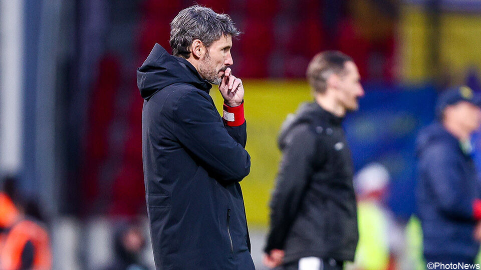 Antwerp-coach Mark van Bommel lijkt in gedachten verzonken tijdens de match tegen Union.