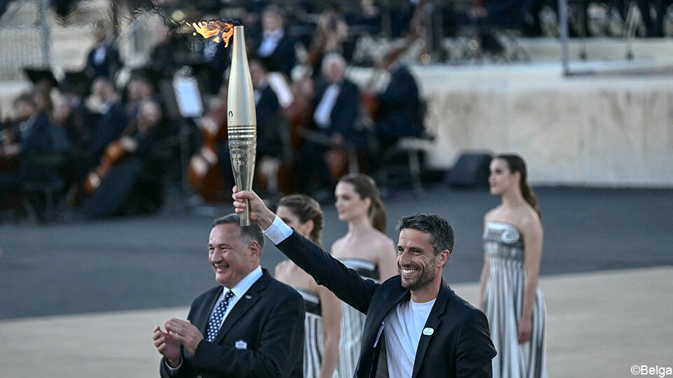 De vlam is nu in handen van Tony Estanguet, de voorzitter van het organisatiecomité van de Spelen in Parijs.