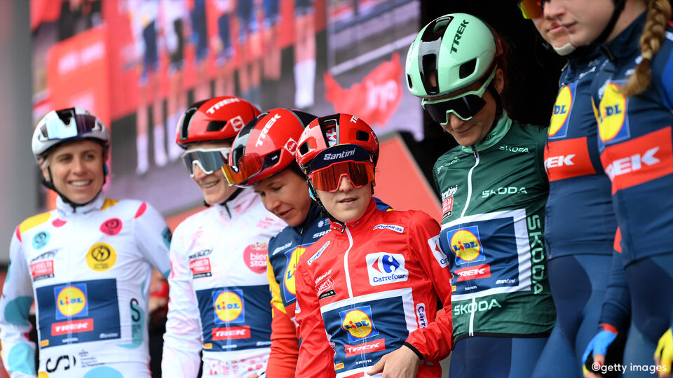 Gaia Realini in de rode trui met haar ploeg Lidl-Trek. 