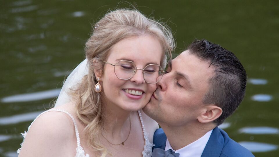 Koppel uit Deinze maakt huwelijksfoto's in Colruyt: "We hebben elkaar daar leren kennen" - VRT.be