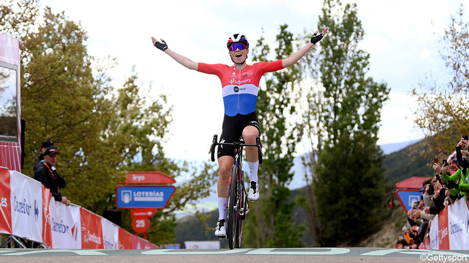 Demi Vollering wint etappe 5 in de Vuelta Femenina. 