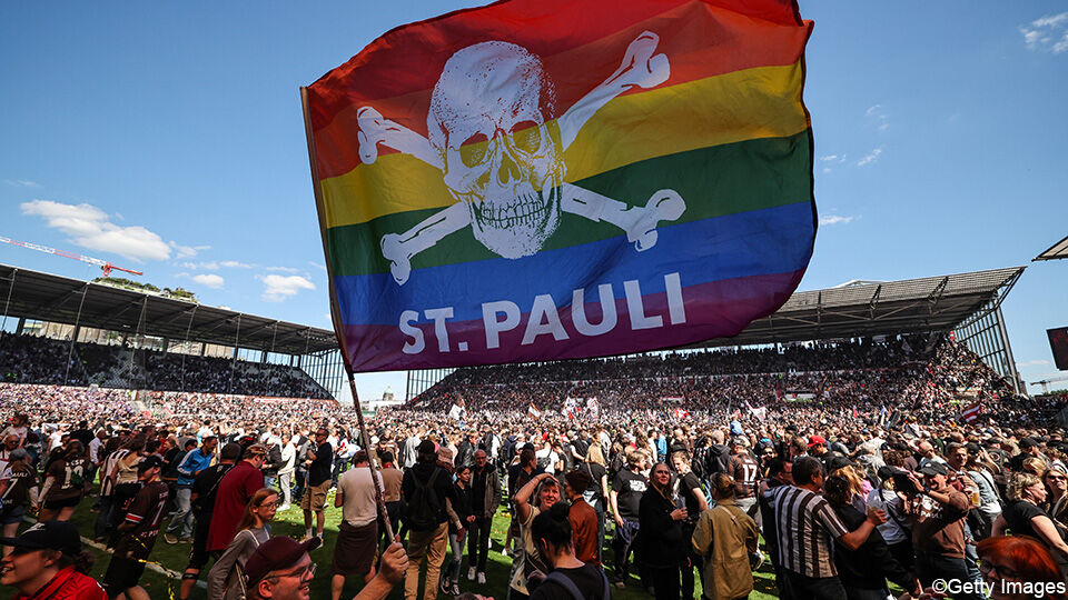 De fans van St. Pauli bestormden het veld na het laatste fluitsignaal.
