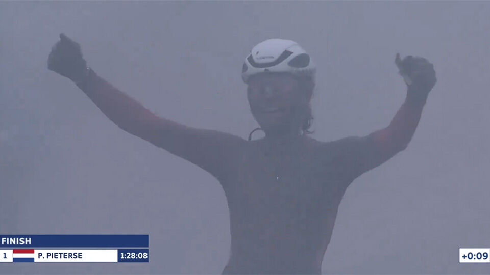 Het is amper te zien door de mist, maar Puck Pieterse wint wel degelijk het EK mountainbike.