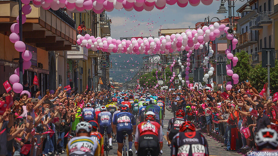 Het Giro-peloton.