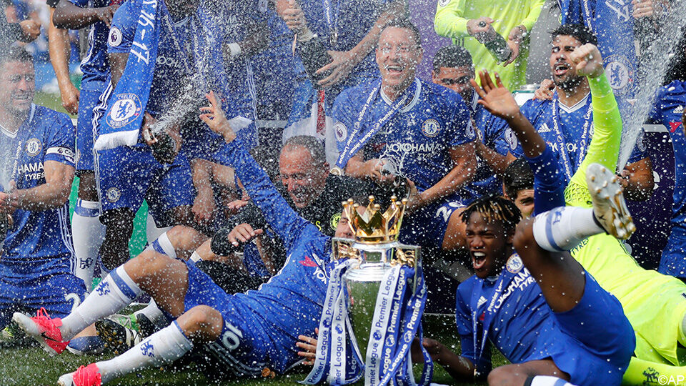 Hazard en Batshuayi vieren de titel met Chelsea.
