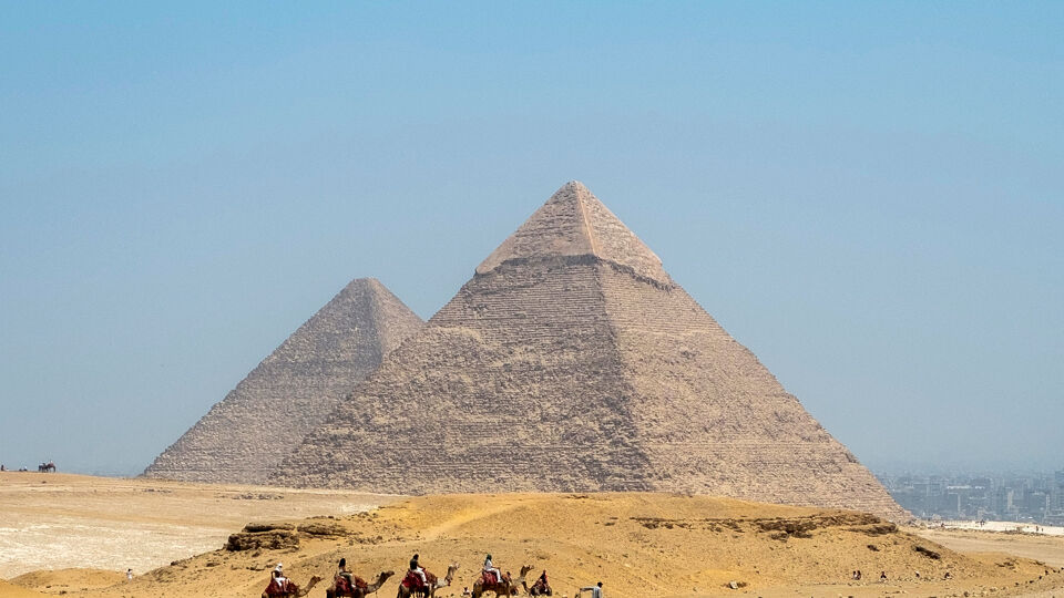 De piramides van Chefren (links) en Cheops (rechts) in de necropolis van Gizeh, vlak bij Caïro (foto 30 april 2024).