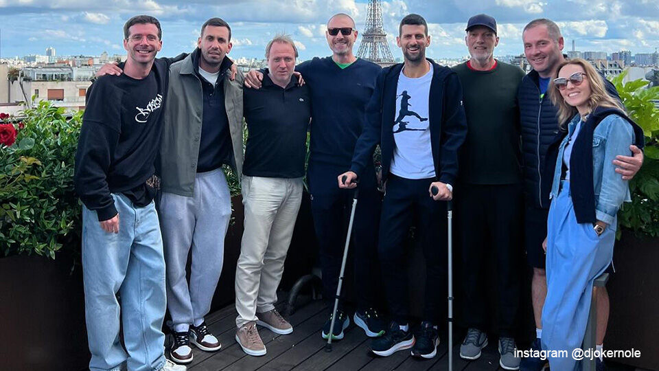 Novak Djokovic met zijn entourage.