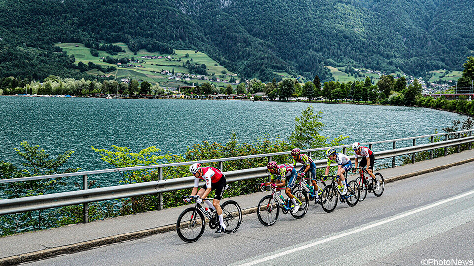 De kopgroep met Gerben Kuypers langs de mooie Zwitserse meren.