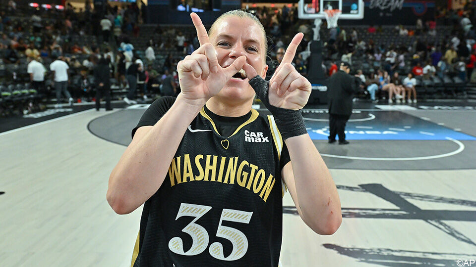 Julie Vanloo vormt de letter W met haar handen: de W van winst, de allereerste voor Washington dit seizoen.